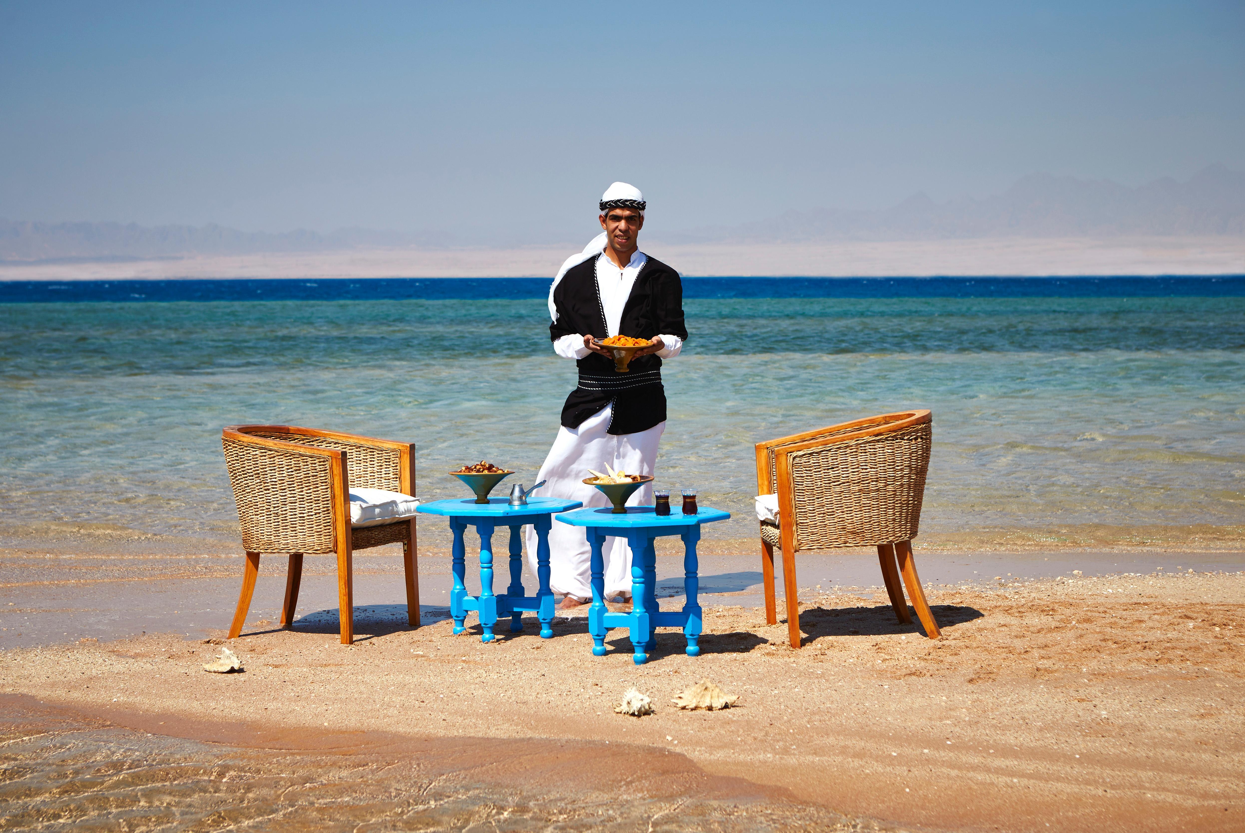 Kempinski Hotel Soma Bay Exterior photo A waiter at a beach resort in Egypt